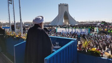 حسن روحانی در جمع راهپیمایان ۲۲ بهمن میدان آزادی