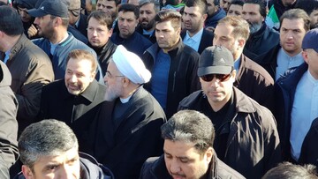 حسن روحانی در جمع راهپیمایان ۲۲ بهمن میدان آزادی