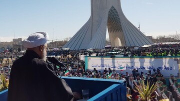 حسن روحانی در جمع راهپیمایان ۲۲ بهمن میدان آزادی