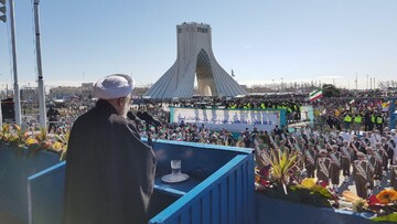 حسن روحانی در جمع راهپیمایان ۲۲ بهمن میدان آزادی