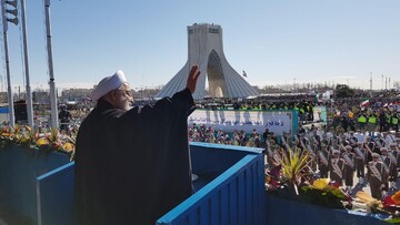 حسن روحانی در جمع راهپیمایان ۲۲ بهمن میدان آزادی