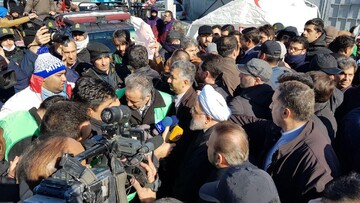 حسن روحانی در جمع راهپیمایان ۲۲ بهمن میدان آزادی