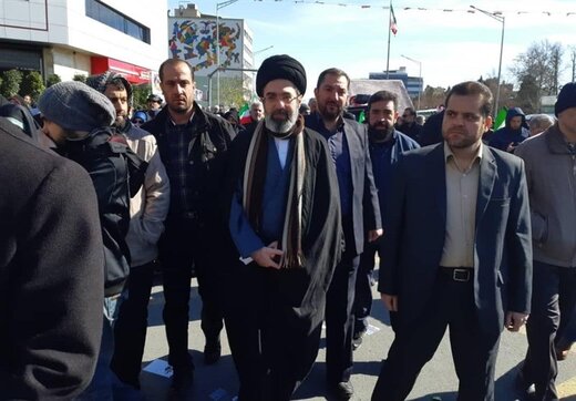 عکسی از فرزندان رهبر انقلاب در راهپیمایی ۲۲ بهمن عکسی از فرزندان رهبر انقلاب در راهپیمایی ۲۲ بهمن