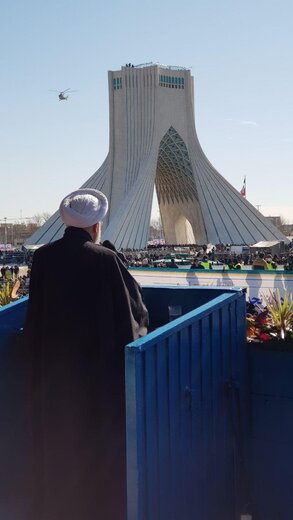 حسن روحانی در جمع راهپیمایان ۲۲ بهمن میدان آزادی