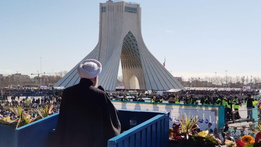 حسن روحانی در جمع راهپیمایان ۲۲ بهمن میدان آزادی