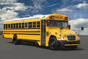 ببینید | لحظه وحشتناک تصادف اتوبوس مدرسه و یک خودرو در آمریکا