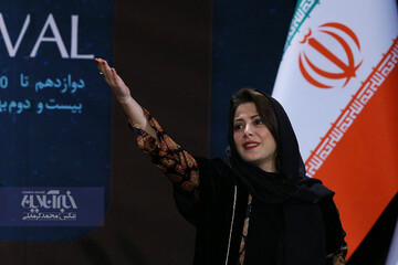 طناز طباطبایی برنده جایزه بهترین بازیگر نقش مکمل زن در اختتامیه سی و هشتمین جشنواره فیلم فجر برای فیلم «شنای پروانه»
