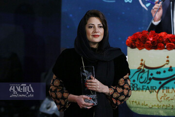 طناز طباطبایی برنده جایزه بهترین بازیگر نقش مکمل زن در اختتامیه سی و هشتمین جشنواره فیلم فجر برای فیلم «شنای پروانه»