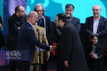 محمد حسین مهدویان به نمایندگی از پیمان معادی سیمرغ بهترین بازیگر نقش اول مرد را برای فیلم «درخت گردو» در اختتامیه سی و هشتمین جشنواره فیلم فجر دریافت کرد