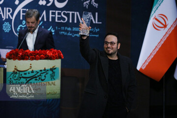 محمد حسین مهدویان برنده سیمرغ بهترین کارگردانی در اختتامیه سی و هشتمین جشنواره فیلم فجر برای فیلم «درخت گردو»