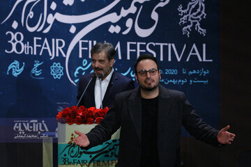 محمد حسین مهدویان برنده سیمرغ بهترین کارگردانی در اختتامیه سی و هشتمین جشنواره فیلم فجر برای فیلم «درخت گردو»