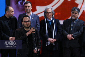 محمد حسین مهدویان برنده سیمرغ بهترین کارگردانی در اختتامیه سی و هشتمین جشنواره فیلم فجر برای فیلم «درخت گردو»