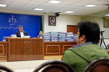 ببینید | تصاویری از کوه پرونده‌های اتهامی «روح الله زم» در دادگاه