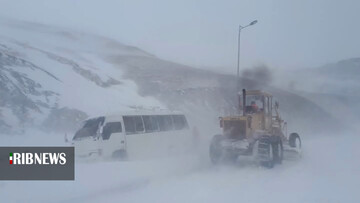 رهاسازی ۹۰۰ خودروی گرفتار در برف اردبیل