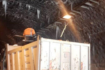 ببینید | پاکسازی قندیل‌های ایجاد شده در تونل کندوان برای جلوگیری از حادثه