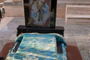 ببینید | تصویری ماندگار از عشق یک مادر شهید به فرزندش در سرما و برف