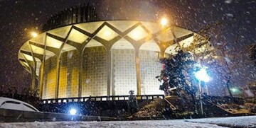 نوید محمدزاده و هوتن شکیبا با «قهوه قجری» به نفع سیل‌زدگان روی صحنه رفتند