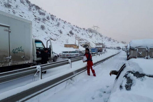 ببینید | ورود ارتش برای کمک به مردم گیر کرده در برف بی‌سابقه گیلان