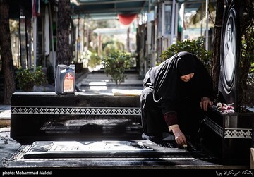 روز مادر؛ مادران در کنار شهدا