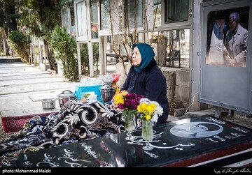 روز مادر؛ مادران در کنار شهدا