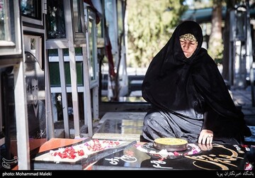 روز مادر؛ مادران در کنار شهدا
