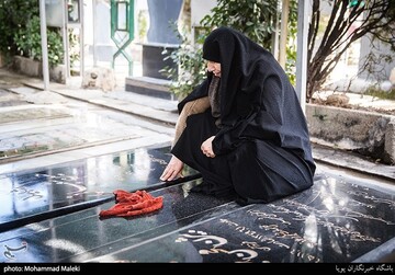 روز مادر؛ مادران در کنار شهدا