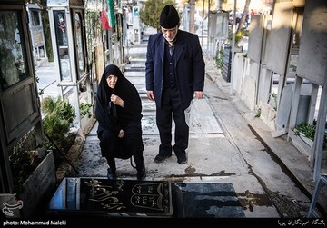 روز مادر؛ مادران در کنار شهدا
