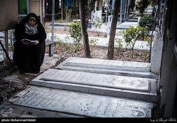 روز مادر؛ مادران در کنار شهدا