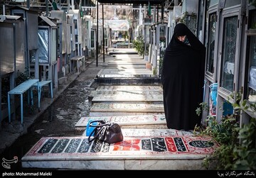 روز مادر؛ مادران در کنار شهدا