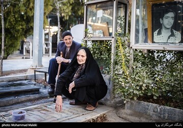 روز مادر؛ مادران در کنار شهدا