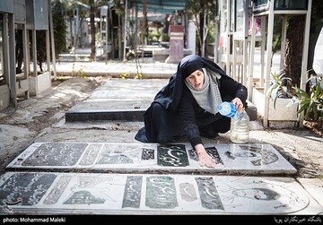 روز مادر؛ مادران در کنار شهدا