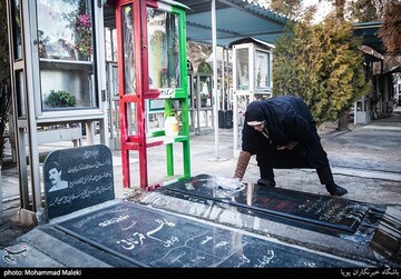 روز مادر؛ مادران در کنار شهدا