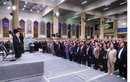 تصویری متفاوت در حاشیه دیدار مداحان با رهبر انقلاب تصویری متفاوت در حاشیه دیدار مداحان با رهبر انقلاب