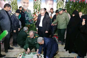 عکسی از مقام بلندپایه سپاه بر سر مزار سردار سلیمانی