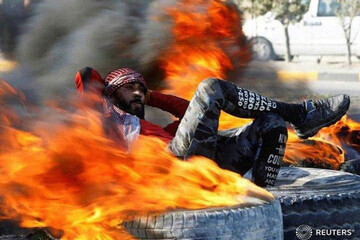 ببینید | تصویر رویترز از حرکت عجیب یک معترض عراقی
