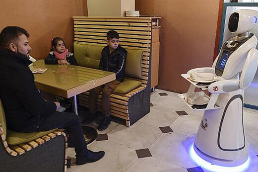 ببینید |  آغاز به کار ربات پیشخدمت در رستورانی در افغانستان 
