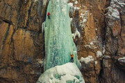 ببینید | صخره نوردی روی آبشار یخ زده جاده چالوس!
