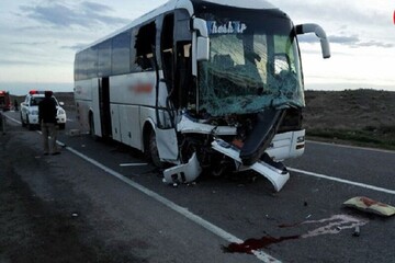 برخورد اتوبوس با تریلی در هشترود یک کشته و ۲۱ مصدوم داشت