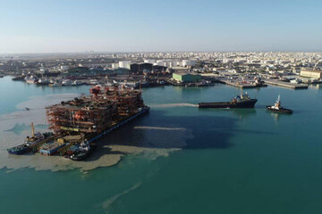 ببینید | تصاویری از انتقال ابرسازه نفتی ایرانی در خلیج فارس