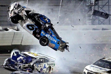 ببینید | پرواز ماشین مسابقه رالی در پیست سرعت