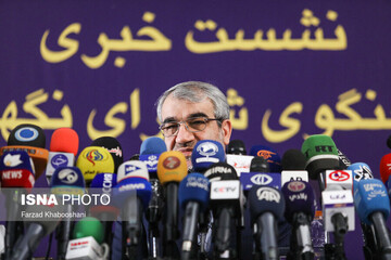 تصاویر | متفاوت‌ترین تصویر از کدخدایی در آستانه انتخابات | سخنگوی شورای نگهبان در محاصره میکروفون‌ها