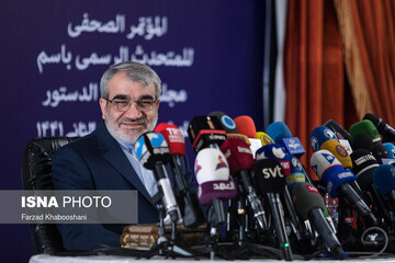 تصاویر | متفاوت‌ترین تصویر از کدخدایی در آستانه انتخابات | سخنگوی شورای نگهبان در محاصره میکروفون‌ها