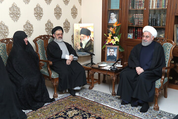 روحانی در دیدار با خانواده شهید اکرمی: مردم با رای خود بار مسوولیت مهمی بر دوش انتخاب شوندگان می‌گذارند