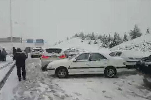ببینید | بلایی که برف شدید بر سر ماشین‌های آزادراه پردیس آورد!
