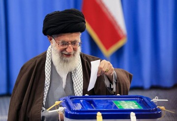 قائد الثورة الإسلامية يدلي بصوته في الانتخابات