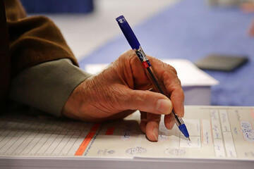 ببینید | استفاده رهبر انقلاب از خودکار ایرانی در هنگام انجام فرایند شرکت در انتخابات امروز