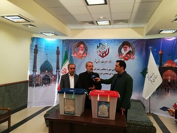واکنش لاریجانی به تلاش آمریکایی‌ها برای مایوس کردن مردم از رأی دادن/میزان مشارکت بالا، حریف را پس می‌زند