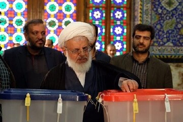  نماینده ولی فقیه در استان و امام جمعه یزد رای خود را به صندوق انداخت