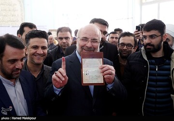 قالیباف رأی خود را کجا به صندوق انداخت؟ /از ایستادن در صف تا سلفی با رأی اولی‌ها +عکس