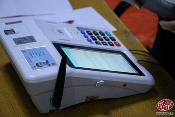 ببینید | احمدی نژاد کجا و به همراه چه کسی در ساعات پایانی رای گیری رای داد؟